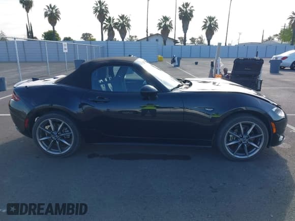 ✅ 2023 Mazda MX-5 Miata Grand Touring • VIN: JM1NDAD71P0553841 • Lot: 42111567. Wystawiony na IAAI z przebiegiem 27 058 mil. Bezpłatny archiwum sprzedaży aukcyjnych z USA i szczegółowy raport historii pojazdu na DreamBid. Zdjęcie 13.