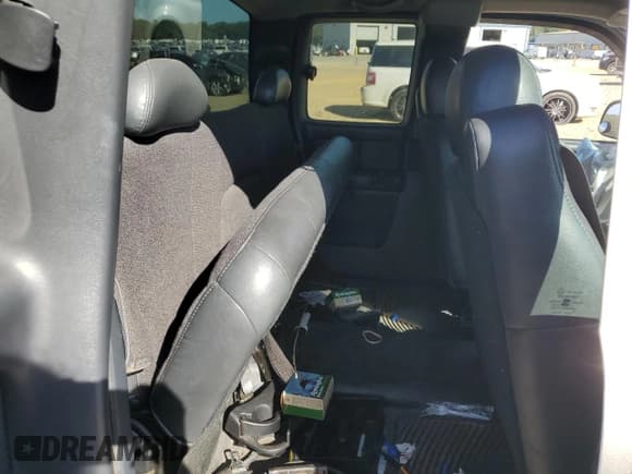 ✅ 2000 Chevrolet Silverado 1500 • VIN: 2GCEC19VXY1399372 • Лот: 74687804. Опубликован ранее на Copart с пробегом Не указан. Бесплатный доступ к архиву аукционных продаж из США и подробный отчёт об истории автомобиля на DreamBid. Изображение 10.