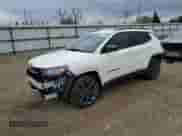 2021 Jeep Compass 80th Anniversary z VIN 3C4NJDEB1MT561871, wystawiony jako Copart lot #56173465 z przebiegiem 59 661 mil mil oraz Szkoda całkowita • Salvage title. Historia ofert i sprzedaży dostępna na DreamBid. Obrazek 1.