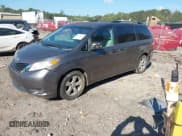 ✅ 2013 Toyota Sienna LE • VIN: 5TDKK3DCXDS368214 • Lot: 43356515. Wystawiony na IAAI z przebiegiem 97 143 mil. Bezpłatny archiwum sprzedaży aukcyjnych z USA i szczegółowy raport historii pojazdu na DreamBid. Zdjęcie 2.