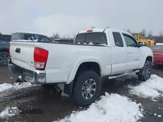 ✅ 2017 Toyota Tacoma SR5 • VIN: 5TFSZ5AN8HX048158 • Лот: 43732033. Опубликован ранее на IAAI с пробегом 105 170 миль. Бесплатный доступ к архиву аукционных продаж из США и подробный отчёт об истории автомобиля на DreamBid. Изображение 4.