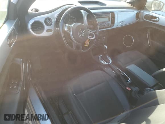 ✅ 2015 Volkswagen Beetle 1.8T w/Sound/Nav • VIN: 3VW517ATXFM802093 • Lot: 82208535. Wystawiony na Copart z przebiegiem Nie podano. Bezpłatny archiwum sprzedaży aukcyjnych z USA i szczegółowy raport historii pojazdu na DreamBid. Zdjęcie 8.