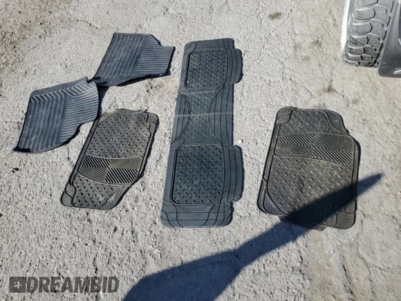 ✅ 2021 Chevrolet Silverado 1500 Custom • VIN: 3GCPYBEK5MG230924 • Lot: 74251114. Wystawiony na Copart z przebiegiem 46 915 mil. Bezpłatny archiwum sprzedaży aukcyjnych z USA i szczegółowy raport historii pojazdu na DreamBid. Zdjęcie 14.