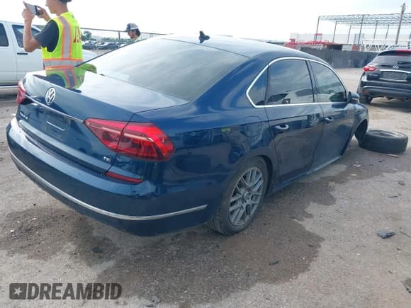 ✅ 2018 Volkswagen Passat SE • VIN: 1VWBA7A36JC040183 • Lot: 42338088. Wystawiony na IAAI z przebiegiem 86 591 mil. Bezpłatny archiwum sprzedaży aukcyjnych z USA i szczegółowy raport historii pojazdu na DreamBid. Zdjęcie 4.