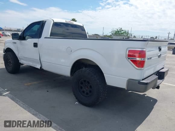 ✅ 2014 Ford F-150 XL • VIN: 1FTMF1CM3EKD68639 • Lot: 43294137. Wystawiony na IAAI z przebiegiem 151 838 mil. Bezpłatny archiwum sprzedaży aukcyjnych z USA i szczegółowy raport historii pojazdu na DreamBid. Zdjęcie 3.