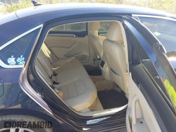 ✅ 2014 Volkswagen Passat SE • VIN: 1VWBT7A30EC035240 • Lot: 43354792. Listed on IAAI with 110,057 mi. Free auction sales archive from the USA and detailed vehicle history report at DreamBid. Image 8.