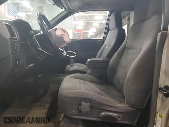 ✅ 2004 Chevrolet Colorado 1SE LS Z71 • VIN: 1GCDT136748170040 • Лот: 57567325. Опубликован ранее на Copart с пробегом 126 598 миль. Бесплатный доступ к архиву аукционных продаж из США и подробный отчёт об истории автомобиля на DreamBid. Изображение 7.