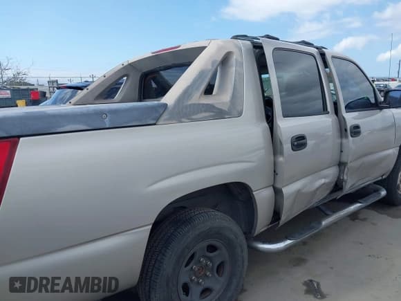 ✅ 2005 Chevrolet Avalanche Z66 • VIN: 3GNEC12Z55G212126 • Lot: 42131762. Listed on IAAI with 251,884 mi. Free auction sales archive from the USA and detailed vehicle history report at DreamBid. Image 6.