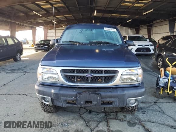 ✅ 2000 Ford Explorer XLT • VIN: 1FMDU83P8YUA87255 • Лот: 81603625. Опубликован ранее на Copart с пробегом 158 856 миль. Бесплатный доступ к архиву аукционных продаж из США и подробный отчёт об истории автомобиля на DreamBid. Изображение 5.