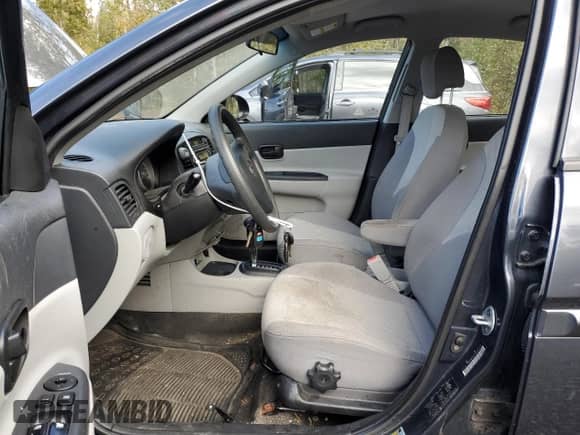 2009 Hyundai Accent L z VIN KMHCN45C79U345472, wystawiony jako Copart lot #75500404 z przebiegiem 143 940 mil mil oraz Czysty tytuł • Clean title. Historia ofert i sprzedaży dostępna na DreamBid. Obrazek 7.