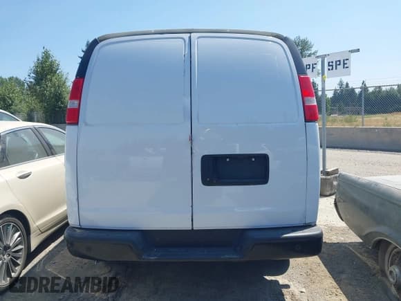 ✅ 2018 Chevrolet Express Cargo • VIN: 1GCWGAFP7J1343433 • Lot: 42780602. Wystawiony na IAAI z przebiegiem 121 170 mil. Bezpłatny archiwum sprzedaży aukcyjnych z USA i szczegółowy raport historii pojazdu na DreamBid. Zdjęcie 16.