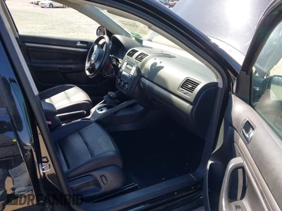 ✅ 2010 Volkswagen Jetta Limited Edition • VIN: 3VWRZ7AJ5AM158388 • Lot: 42054349. Listed on IAAI with 101,272 mi. Free auction sales archive from the USA and detailed vehicle history report at DreamBid. Image 5.