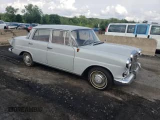 ✅ 1962 Mercedes-Benz 190 • VIN: 11001010026663 • Lot: 77166834. Wystawiony na Copart z przebiegiem 47 390 mil. Bezpłatny archiwum sprzedaży aukcyjnych z USA i szczegółowy raport historii pojazdu na DreamBid. Zdjęcie 4.