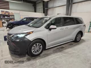 ✅ 2021 Toyota Sienna LE • VIN: 5TDKSKFC6MS035886 • Lot: 93126815. Listed on Copart with 255,807 mi. Free auction sales archive from the USA and detailed vehicle history report at DreamBid. Image 1.