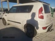 ✅ 2013 Kia Soul • VIN: KNDJT2A50D7758242 • Лот: 92810745. Опубликован ранее на Copart с пробегом 155 141 миль. Бесплатный доступ к архиву аукционных продаж из США и подробный отчёт об истории автомобиля на DreamBid. Изображение 2.