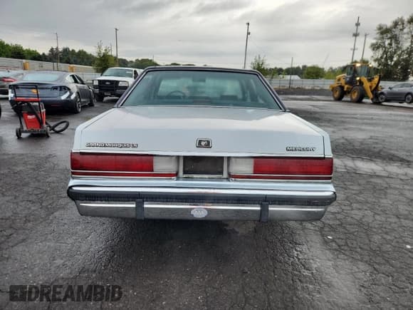 ✅ 1991 Mercury Grand Marquis • VIN: 2MECM75F3MX664175 • Lot: 81110015. Wystawiony na Copart z przebiegiem 41 508 mil. Bezpłatny archiwum sprzedaży aukcyjnych z USA i szczegółowy raport historii pojazdu na DreamBid. Zdjęcie 6.