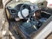 ✅ 2019 Jeep Cherokee Latitude Plus • VIN: 1C4PJLLB0KD466100 • Lot: 85128315. Wystawiony na Copart z przebiegiem Nie podano. Bezpłatny archiwum sprzedaży aukcyjnych z USA i szczegółowy raport historii pojazdu na DreamBid. Zdjęcie 8.