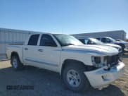 ✅ 2008 Dodge Dakota Laramie • VIN: 1D7HW58N38S638604 • Lot: 90980585. Wystawiony na Copart z przebiegiem 95 871 mil. Bezpłatny archiwum sprzedaży aukcyjnych z USA i szczegółowy raport historii pojazdu na DreamBid. Zdjęcie 4.