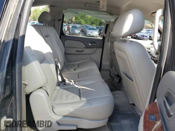 2010 Chevrolet Suburban LT z VIN 1GNUKJE39AR120047, wystawiony jako Copart lot #67310985 z przebiegiem 179 985 mil mil oraz Nie do naprawy • Non repairable. Historia ofert i sprzedaży dostępna na DreamBid. Obrazek 11.