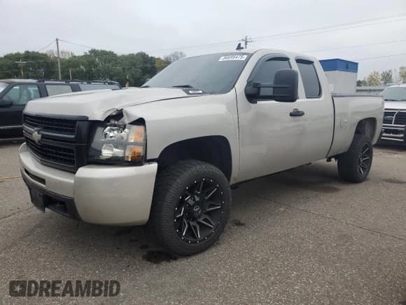✅ 2008 Chevrolet Silverado 2500HD Work Truck • VIN: 1GCHK29K68E116475 • Лот: 86695475. Опубликован ранее на Copart с пробегом 199 778 миль. Бесплатный доступ к архиву аукционных продаж из США и подробный отчёт об истории автомобиля на DreamBid. Изображение 1.