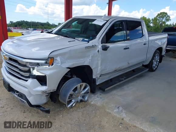 2025 Chevrolet Silverado 1500 with VIN 3GCUKJE87SG121977, listed as a IAAI auction lot 43239137 with 5,330 mi miles and . Bid and sale history available at DreamBid. Image 2.
