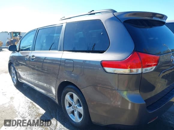 ✅ 2011 Toyota Sienna LE • VIN: 5TDKK3DCXBS035282 • Lot: 43722162. Listed on IAAI with 208,173 mi. Free auction sales archive from the USA and detailed vehicle history report at DreamBid. Image 14.