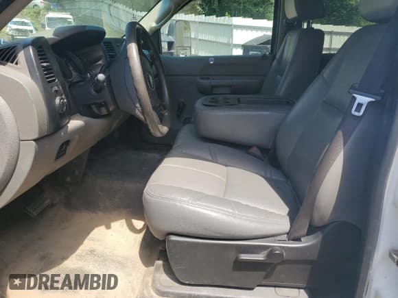 ✅ 2009 Chevrolet Silverado 2500HD Work Truck • VIN: 1GCHC43K29F130600 • Лот: 63311565. Опубликован ранее на Copart с пробегом Не указан. Бесплатный доступ к архиву аукционных продаж из США и подробный отчёт об истории автомобиля на DreamBid. Изображение 7.