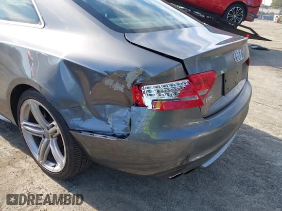 ✅ 2012 Audi S5 Premium Plus • VIN: WAUCVAFR1CA003754 • Lot: 41492517. Wystawiony na IAAI z przebiegiem 116 082 mil. Bezpłatny archiwum sprzedaży aukcyjnych z USA i szczegółowy raport historii pojazdu na DreamBid. Zdjęcie 6.