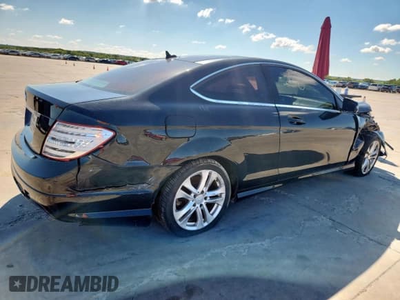 ✅ 2015 Mercedes-Benz C 250 • VIN: WDDGJ4HB6FG390035 • Lot: 71198395. Wystawiony na Copart z przebiegiem Nie podano. Bezpłatny archiwum sprzedaży aukcyjnych z USA i szczegółowy raport historii pojazdu na DreamBid. Zdjęcie 3.