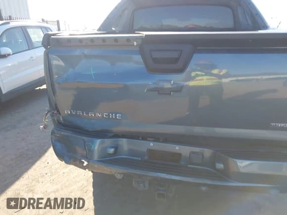 ✅ 2008 Chevrolet Avalanche LTZ • VIN: 3GNEC12078G256943 • Lot: 43587064. Wystawiony na IAAI z przebiegiem 177 264 mil. Bezpłatny archiwum sprzedaży aukcyjnych z USA i szczegółowy raport historii pojazdu na DreamBid. Zdjęcie 12.