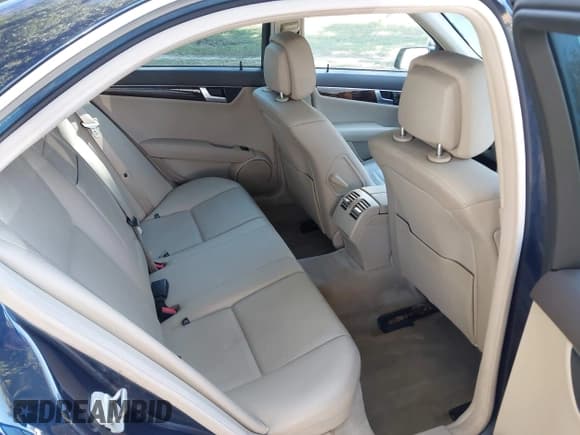 ✅ 2012 Mercedes-Benz C 300 Sport • VIN: WDDGF8BB2CR210406 • Lot: 43590621. Wystawiony na IAAI z przebiegiem 127 000 mil. Bezpłatny archiwum sprzedaży aukcyjnych z USA i szczegółowy raport historii pojazdu na DreamBid. Zdjęcie 8.