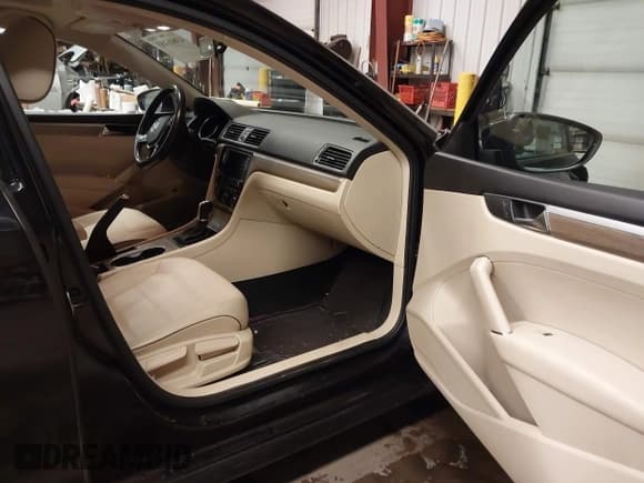 ✅ 2017 Volkswagen Passat SE • VIN: 1VWBT7A33HC033065 • Lot: 43846183. Listed on IAAI with 118,655 mi. Free auction sales archive from the USA and detailed vehicle history report at DreamBid. Image 5.