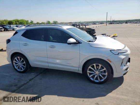 ✅ 2024 Buick Encore GX Avenir • VIN: KL4AMFSL9RB017071 • Lot: 52003565. Wystawiony na Copart z przebiegiem 8 013 mil. Bezpłatny archiwum sprzedaży aukcyjnych z USA i szczegółowy raport historii pojazdu na DreamBid. Zdjęcie 4.