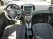 2015 Chevrolet Sonic LT z VIN 1G1JC6SBXF4113932, wystawiony jako Copart lot #80404595 z przebiegiem 69 220 mil mil oraz Szkoda całkowita • Salvage title. Historia ofert i sprzedaży dostępna na DreamBid. Obrazek 8.