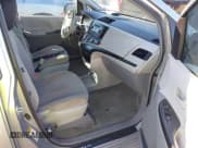 ✅ 2014 Toyota Sienna L • VIN: 5TDZK3DC5ES503793 • Lot: 43556447. Wystawiony na IAAI z przebiegiem 232 525 mil. Bezpłatny archiwum sprzedaży aukcyjnych z USA i szczegółowy raport historii pojazdu na DreamBid. Zdjęcie 5.