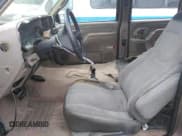 ✅ 1996 GMC Sierra 1500 • VIN: 1GTHC33J4TF010466 • Lot: 48392195. Wystawiony na Copart z przebiegiem 143 267 mil. Bezpłatny archiwum sprzedaży aukcyjnych z USA i szczegółowy raport historii pojazdu na DreamBid. Zdjęcie 7.