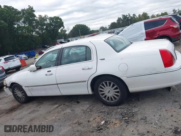 ✅ 2005 Lincoln Town Car Signature Limited • VIN: 1LNHM82W55Y643908 • Лот: 43406048. Опубликован ранее на IAAI с пробегом 112 411 миль. Бесплатный доступ к архиву аукционных продаж из США и подробный отчёт об истории автомобиля на DreamBid. Изображение 14.