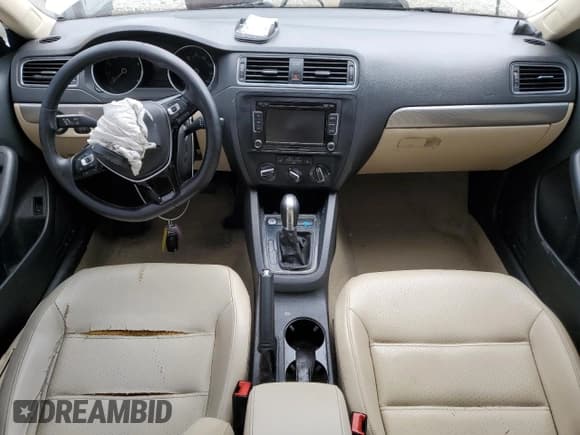 ✅ 2015 Volkswagen Jetta SE • VIN: 3VWD17AJ0FM250968 • Lot: 61961225. Wystawiony na Copart z przebiegiem 163 395 mil. Bezpłatny archiwum sprzedaży aukcyjnych z USA i szczegółowy raport historii pojazdu na DreamBid. Zdjęcie 8.