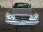 ✅ 1997 Mercedes-Benz E 320 • VIN: WDBJF55F4VA403461 • Lot: 66740825. Wystawiony na Copart z przebiegiem 279 520 mil. Bezpłatny archiwum sprzedaży aukcyjnych z USA i szczegółowy raport historii pojazdu na DreamBid. Zdjęcie 5.