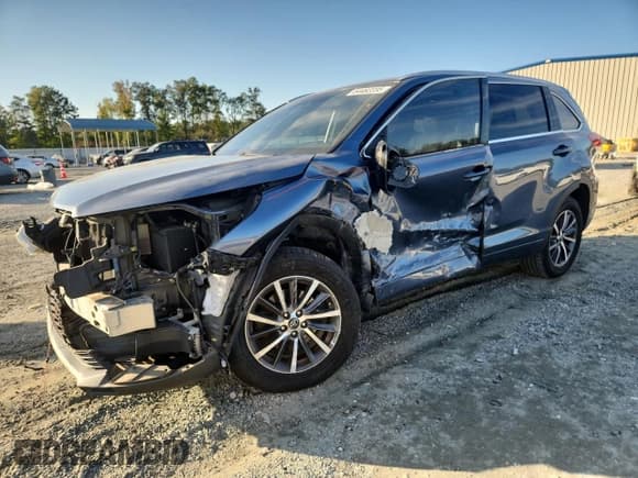✅ 2017 Toyota Highlander XLE • VIN: 5TDKZRFH4HS523773 • Lot: 84482235. Wystawiony na Copart z przebiegiem 96 772 mil. Bezpłatny archiwum sprzedaży aukcyjnych z USA i szczegółowy raport historii pojazdu na DreamBid. Zdjęcie 1.