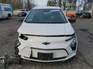 ✅ 2023 Chevrolet Bolt EV 1LT • VIN: 1G1FW6S09P4179336 • Lot: 84229074. Wystawiony na Copart z przebiegiem 27 015 mil. Bezpłatny archiwum sprzedaży aukcyjnych z USA i szczegółowy raport historii pojazdu na DreamBid. Zdjęcie 5.