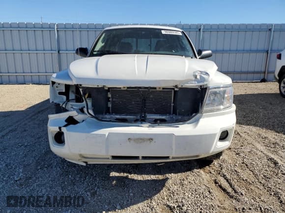 ✅ 2008 Dodge Dakota Laramie • VIN: 1D7HW58N38S638604 • Lot: 90980585. Wystawiony na Copart z przebiegiem 95 871 mil. Bezpłatny archiwum sprzedaży aukcyjnych z USA i szczegółowy raport historii pojazdu na DreamBid. Zdjęcie 5.