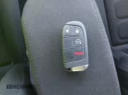 ✅ 2021 Jeep Renegade Latitude • VIN: ZACNJDBB9MPN34989 • Lot: 43345052. Wystawiony na IAAI z przebiegiem 53 668 mil. Bezpłatny archiwum sprzedaży aukcyjnych z USA i szczegółowy raport historii pojazdu na DreamBid. Zdjęcie 11.