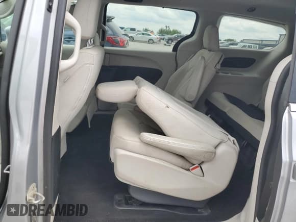 ✅ 2018 Chrysler Pacifica Hybrid Touring Plus • VIN: 2C4RC1H79JR158284 • Lot: 61360215. Listed on Copart with 170,025 mi. Free auction sales archive from the USA and detailed vehicle history report at DreamBid. Image 11.