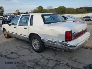✅ 1992 Lincoln Town Car Signature • VIN: 1LNLM82W1NY760850 • Lot: 74560254. Listed on Copart with 161,819 mi. Free auction sales archive from the USA and detailed vehicle history report at DreamBid. Image 2.