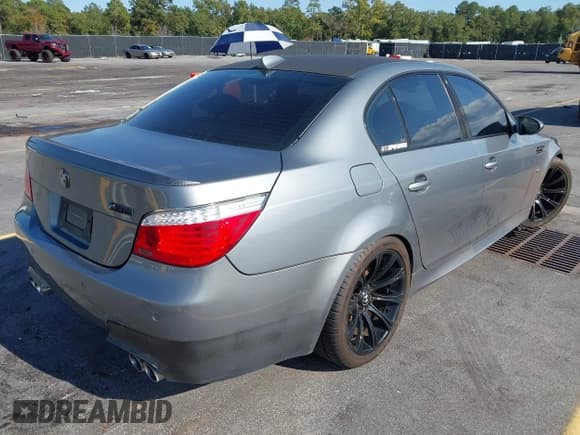 ✅ 2008 BMW 5 Series M5 • VIN: WBSNB93518CX08742 • Lot: 43300781. Wystawiony na IAAI z przebiegiem 118 017 mil. Bezpłatny archiwum sprzedaży aukcyjnych z USA i szczegółowy raport historii pojazdu na DreamBid. Zdjęcie 4.