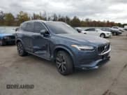 ✅ 2021 Volvo XC90 Momentum • VIN: YV4A221K2M1682645 • Lot: 84994575. Wystawiony na Copart z przebiegiem 39 483 mil. Bezpłatny archiwum sprzedaży aukcyjnych z USA i szczegółowy raport historii pojazdu na DreamBid. Zdjęcie 4.