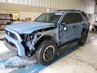 ✅ 2025 Toyota 4Runner Hybrid TRD Off Road • VIN: JTEVB5BR7S5003231 • Лот: 90638535. Опубликован ранее на Copart с пробегом 7 040 миль. Бесплатный доступ к архиву аукционных продаж из США и подробный отчёт об истории автомобиля на DreamBid. Изображение 1.