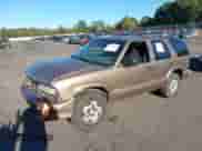 2003 Chevrolet Blazer LS z VIN 1GNDT13X03K108870, wystawiony jako IAAI lot #43406529 z przebiegiem 110 639 mil mil oraz . Historia ofert i sprzedaży dostępna na DreamBid. Obrazek 2.