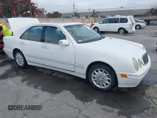 ✅ 2000 Mercedes-Benz E 320 • VIN: WDBJF65J9YB110941 • Лот: 43832538. Опубликован ранее на IAAI с пробегом Не указан. Бесплатный доступ к архиву аукционных продаж из США и подробный отчёт об истории автомобиля на DreamBid. Изображение 1.